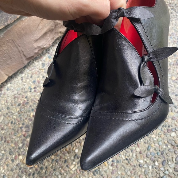 Manolo Blahnik black leather pointed toe booties. Sz.8 - Picture 3 of 7